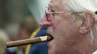 Jimmy Savile wird des vielfachen sexuellen Missbrauchs bezichtigt. Jimmy Savile wird des vielfachen sexuellen Missbrauchs bezichtigt.