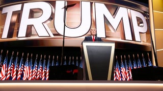 Donald Trump am Rednerpult – dahinter steht in grossen Lettern Trump.