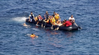 Flüchtlinge sitzen in einem völlig überfüllten Gummiboot im Mittelmeer. (reuters)