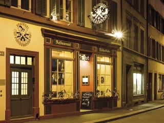 Hausfassade des Restaurant Fischstube bei Nacht. 