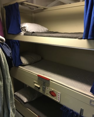 Hochbett in einer Schlafkabine.