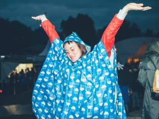 Tanzend wird dem Regen getrotzt.