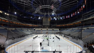 Blick auf ein leeres Eishockey-Stadion.