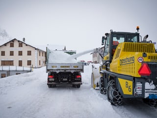 Lastwagen mit Schnee beladen.