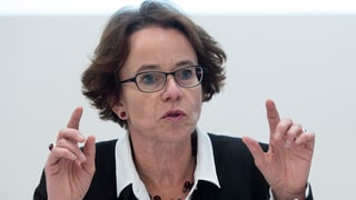 Eva Herzog an einer Pressekonferenz