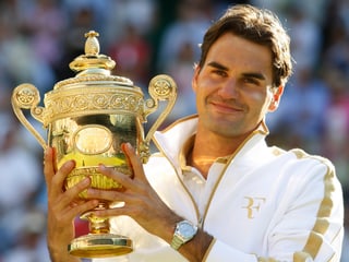 Roger Federer mit dem Wimbledon-Pokal. 