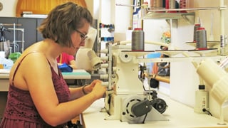 Junge Frau vor Nähmaschine Junge Frau vor Nähmaschine