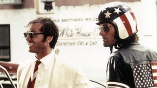 Jack Nicholson und Peter Fonda stehen nebeneinander.