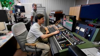 Ein Tontechniker prüft digitale Musikfiles am Computer und passt sie den Bedürfnissen des Vinyls an. 