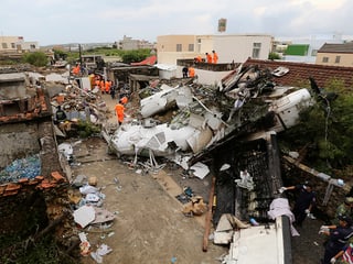 Flugzeugteile und völlig zerstörte Wohnhäuser.