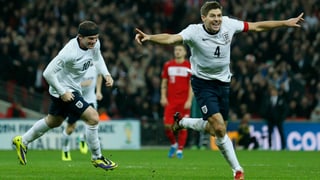 Wayne Rooney (links) und Steven Gerrard erzielten die Treffer für die «Three Lions» beim 2:0-Heimsieg gegen Polen.
