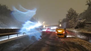 Auto auf dem Kopf liegend