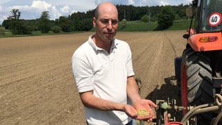 Mann mit einer handvoll Edamame Mann mit einer handvoll Edamame