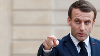 Macron streckt den Zeigefinger aus