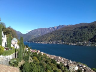 Blick auf den Lago di Lugano bei strahlend blauem Himmel.