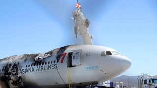 Flugzeugwrack mit Brandspuren Flugzeugwrack mit Brandspuren