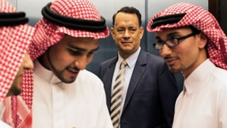 Tom Hanks als Alan Clay mit Saudis im Lift.