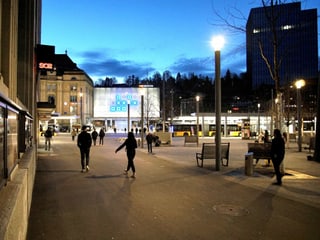 Reges, aber ruhiges Treiben beim Bahnhofplatz.