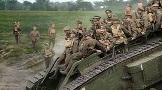 Soldaten auf dem Dach eines fahrenden Panzers während des Ersten Weltkriegs. Soldaten auf dem Dach eines fahrenden Panzers während des Ersten Weltkriegs.