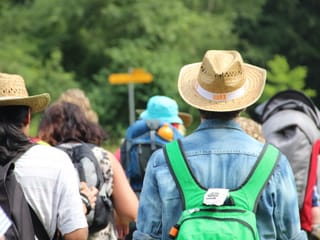 Blick von hinten auf die Wandergruppe.