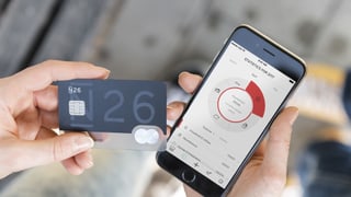 Smartphone mit Bankkarte. Smartphone mit Bankkarte.