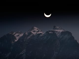 Der Mond über den Bergen.