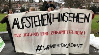 Schülerinnen mit einem Transparent Schülerinnen mit einem Transparent