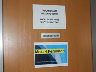 Schild auf der Türe zum Trockenraum: Max. 4 Personen