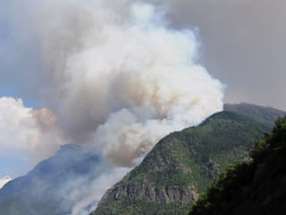In der Nähe von Visp  steigt viel Rauch aus dem Wald, Waldbrand vom 26. April 2011.
