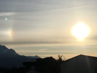 Ein optisches Phänomen: neben der schwach schimmerten Sonne entsteht in den Wolkenschleiern eine Nebensonne (Haloeffekt). Ein optisches Phänomen: neben der schwach schimmerten Sonne entsteht in den Wolkenschleiern eine Nebensonne (Haloeffekt).
