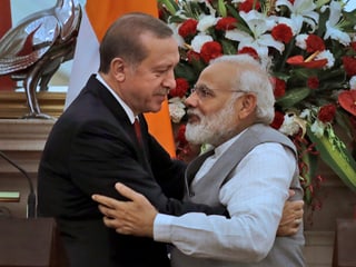 Erdogan umarmt Modi.