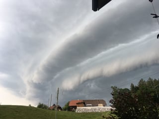 Besondere Wolkenform kündet den Sturm an.