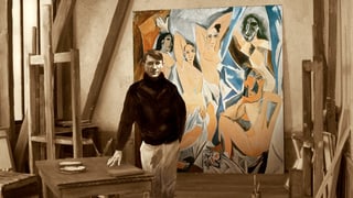 Pablo Picasso, im Atelier, vor einem Bild fünf nackter Frauen stehend. 