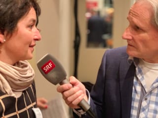 Beat Tschümperlin interviewt Frau. 