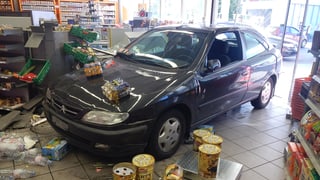 Auto steht in Tankstellenshop