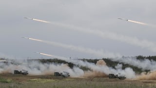 mehrere MLRS, US-amerikanische Mehrfachraketenwerfer-Artilleriesysteme, feuern bei einer Übung Raketen ab