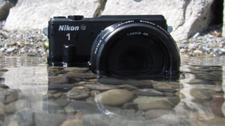 Die Nikon 1 (wasserdichte Version) halb im Wasser.