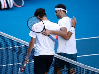 Grigor Dimitrov klopft am Netz Dominic Thiem auf die Schulter Grigor Dimitrov klopft am Netz Dominic Thiem auf die Schulter