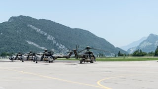 Helikopter auf einem Flugplatz.