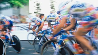 Rennfahrer in Geschwindigkeitsunschärfe bei der Tour de Suisse