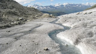 Auf dem Gletscher bildete sich ein kleiner Bach.
