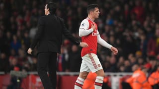 Xhaka stapft nach seiner Auswechslung davon Xhaka stapft nach seiner Auswechslung davon
