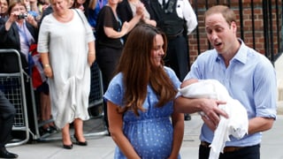 Das frischgebackene Elternpaar zusammen mit ihren Sohn vor der Klinik in London.