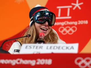 Olympiasiegerin Ester Ledecka mit Skibrille an der Medienkonferenz