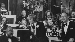 Frank Sinatra, Count Basie, John Denver spielen ein Konzert.