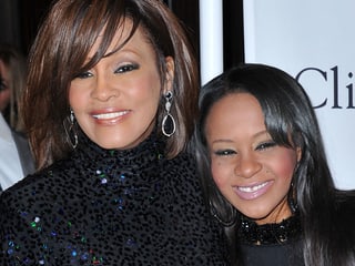 Whitney Houston und Bobby Brown lächelnd.