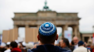 Jude vor Brandenburger Tor