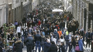 Viele Menschen gehen über die Via Condotti in Rom.