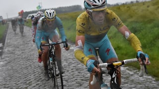 Nibali und vier weitere Fahrer auf einem Pavets-Abschnitt.