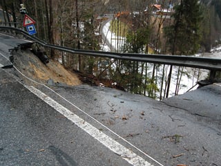 Blick auf eine Strasse, bei der die Hälfte den Hang hinunter gerutscht ist.